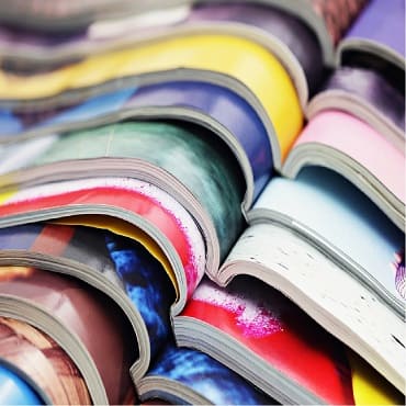 Un empilement de magazines colorés et ouverts